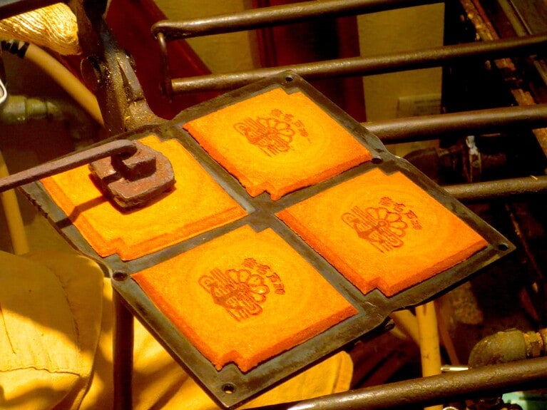 焼きあがったおせんべいに、一枚一枚焼印を押す。