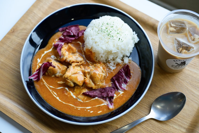 ショップ横のカフェでは、知床ならではの食材を使った限定メニューが食べられる。写真は人気の「知床鶏のバターチキンカレー」。