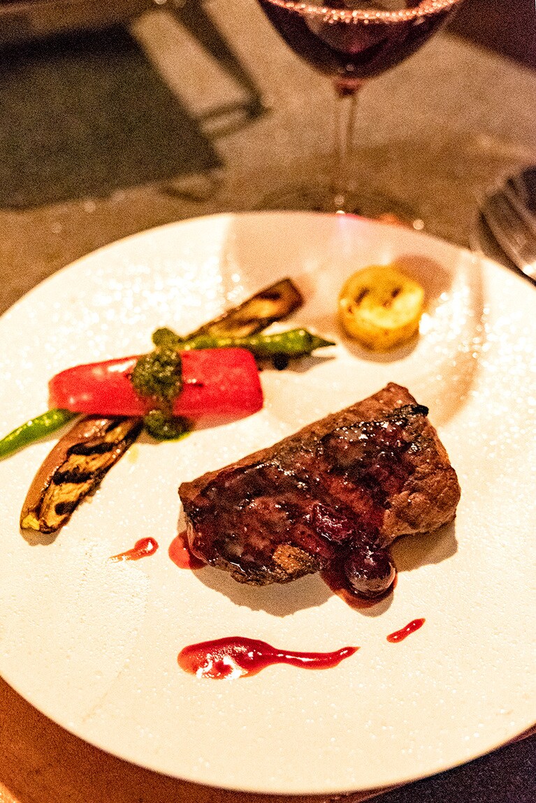 鹿と夏野菜のロースト・ブルーベリーソース。料理は季節により変わる。