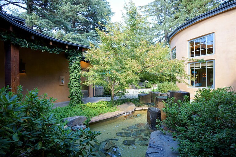池もあるスパの中庭。左の建物はスチームルーム。右の円形の建物はリラクゼーションルーム。