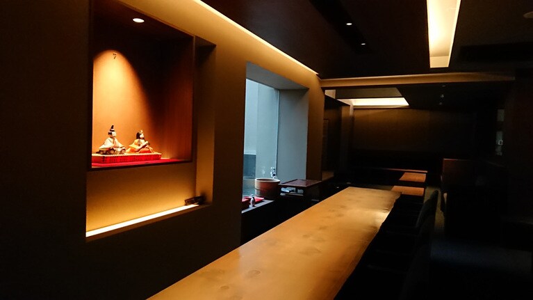 中にはいると、カウンターとラウンジ席が。