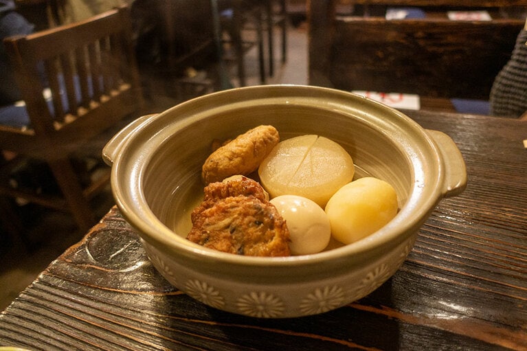 定番から季節限定までそろうおでんは160円〜270円。