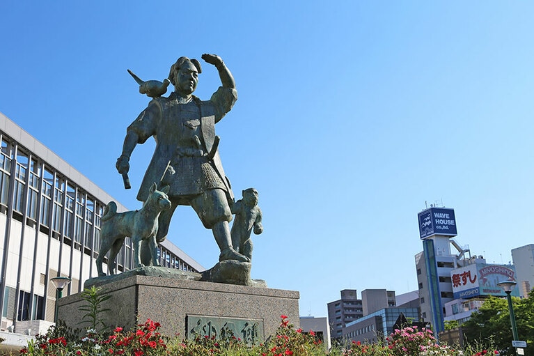 岡山駅を降りると県でトップクラスの有名人、桃太郎がお供と一緒にお出迎え。