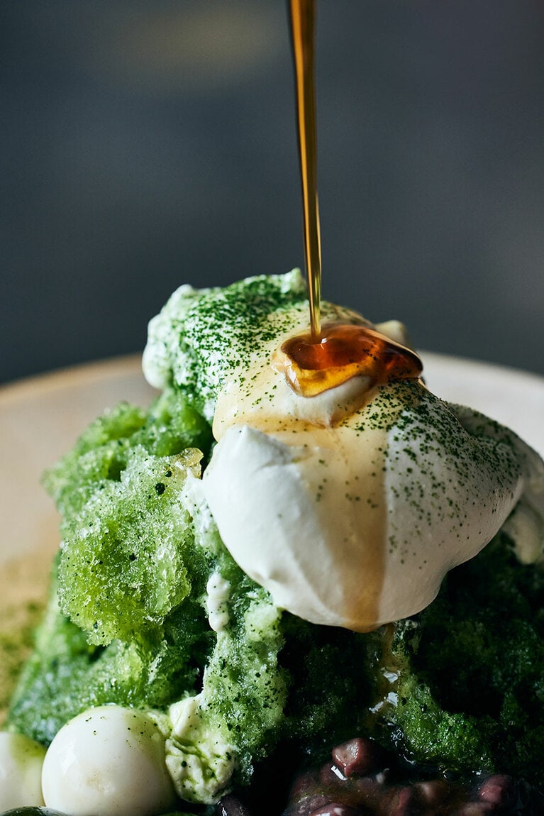 「氷菓 ～抹茶～」。シロップをかけていただく。