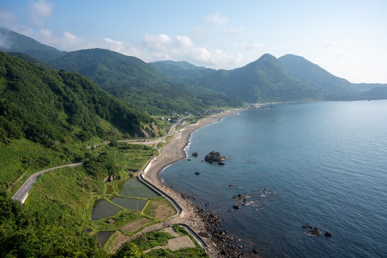 「初夏の佐渡島」　筧 悠里恵 「深蒼の海」 Z坂から見た海。