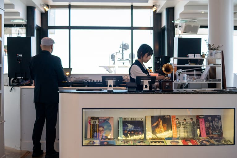 本格的な音響機材を備えたDJブース。