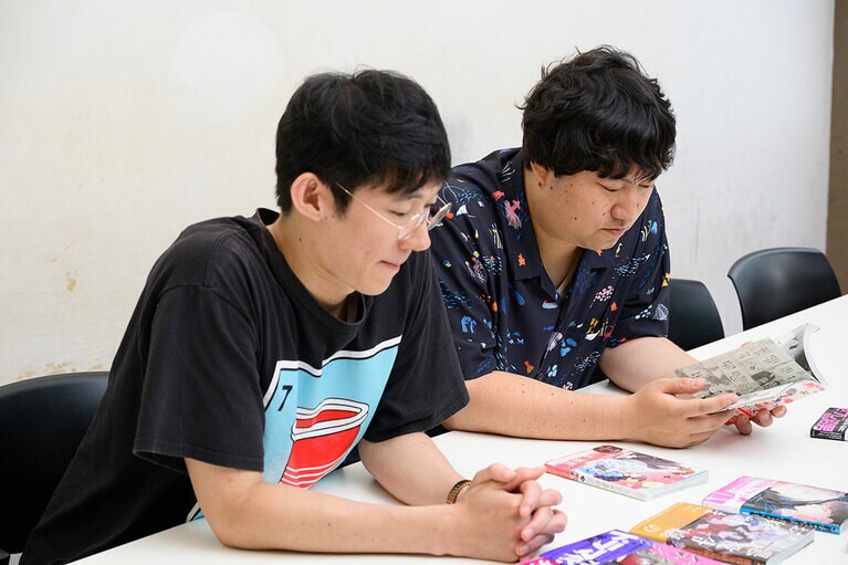 インタビューに答えてくれた、ロングコートダディのおふたり。