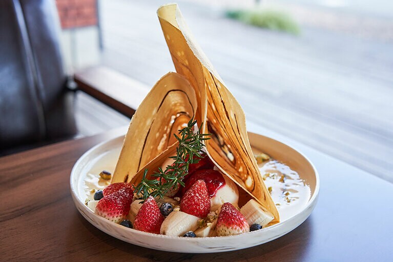 2021年10月にオープンした「CAFE GRACE」の人気メニュー、カフェグレースクレープ2,079円。パリパリのクレープに、甘酸っぱい苺とベリー、ヨーグルトとクリームチーズのアイスが入っている極上スイーツです。