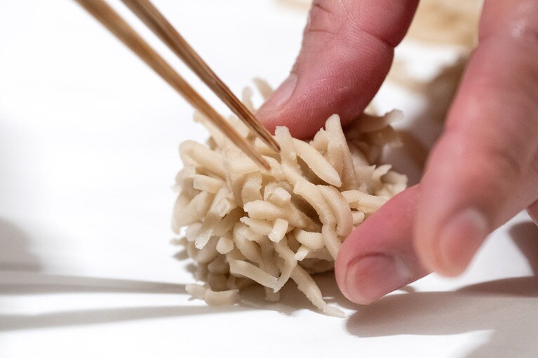 そぼろをやさしく付けていく。