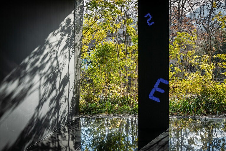 宮島達男さんの作品「Time Waterfall」。