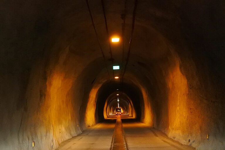 島の南部の三宝港から外輪山を貫くトンネルへ。