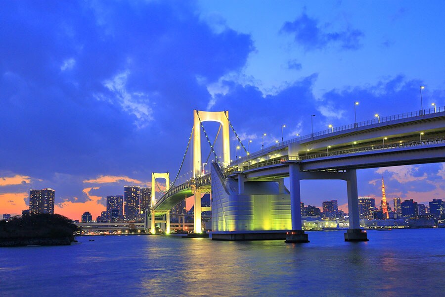 【東京都】レインボーブリッジのライトアップ。写真：アフロ