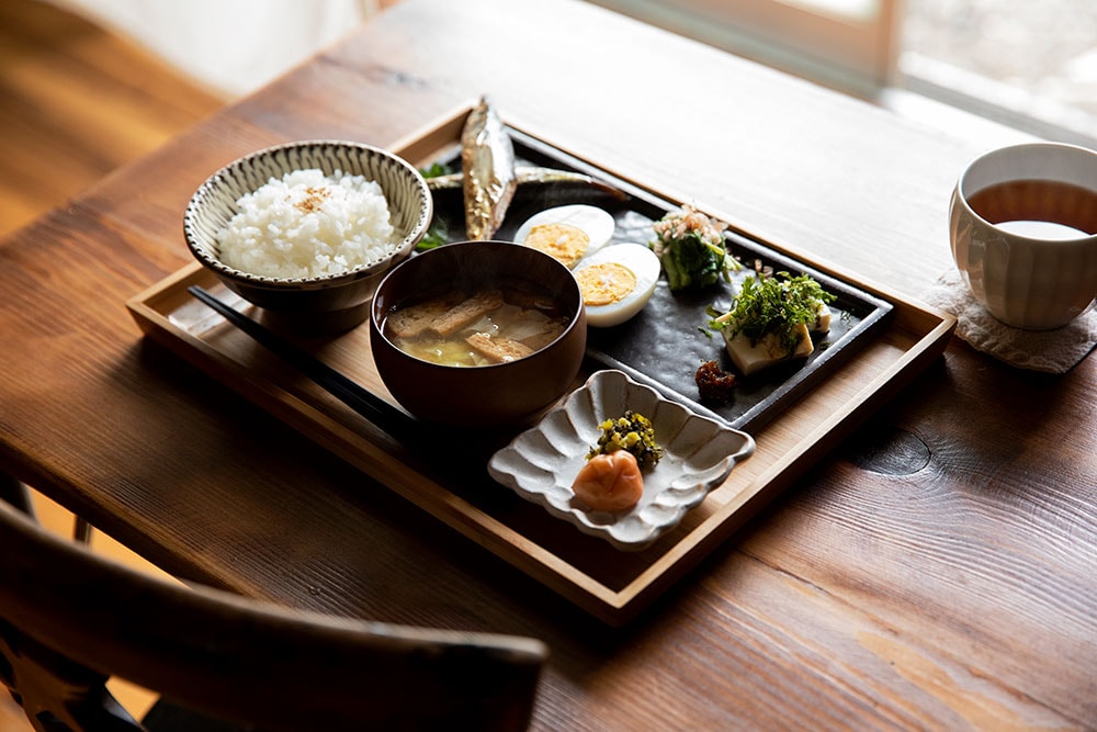 「島ぐらしカフェ chigoohagoo」の朝ごはんは炊き立てご飯に合う干物、庭で育てた島唐辛子の味噌など。