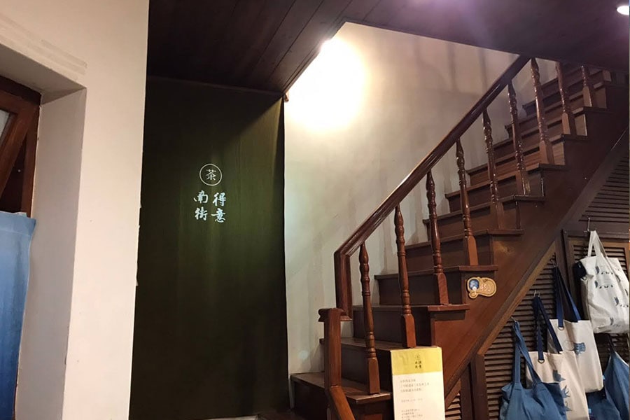 1階の雑貨店スペース内に2階の店舗に向かう階段あり。
