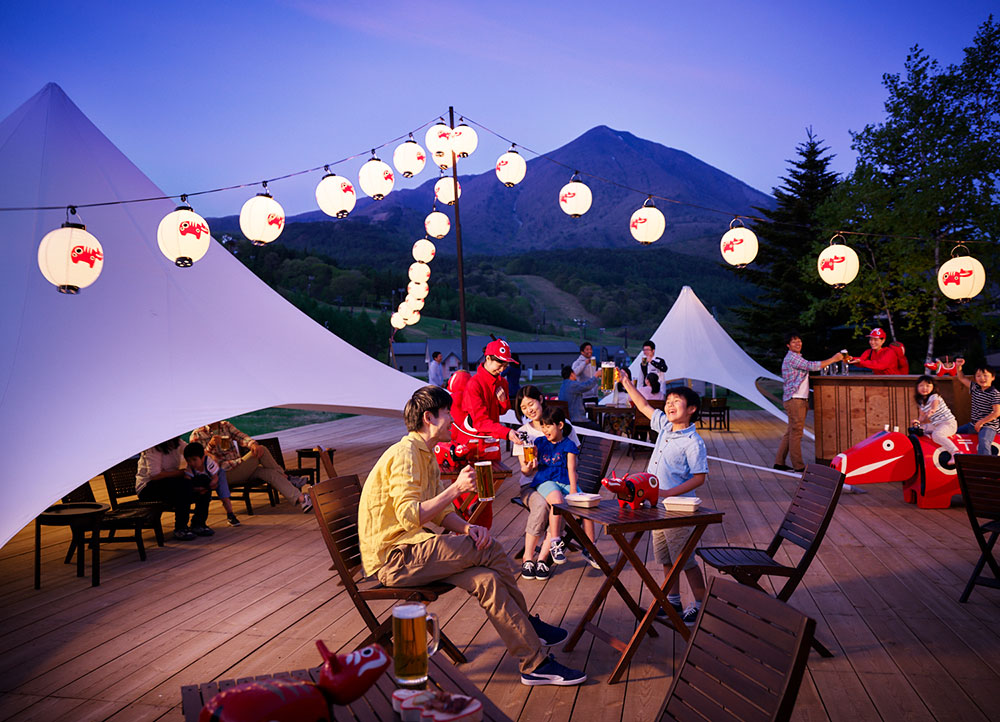 日本百名山の磐梯山麓に広がる雄大な自然の中、会津の郷土玩具“赤べこ”をテーマにした、フォトジェニックならぬ、べこジェニックな会場で“赤べこビアガーデン”を開催。期間は2018年7月2日(月)～8月31日(金)で、宿泊ゲストのみ利用可能。