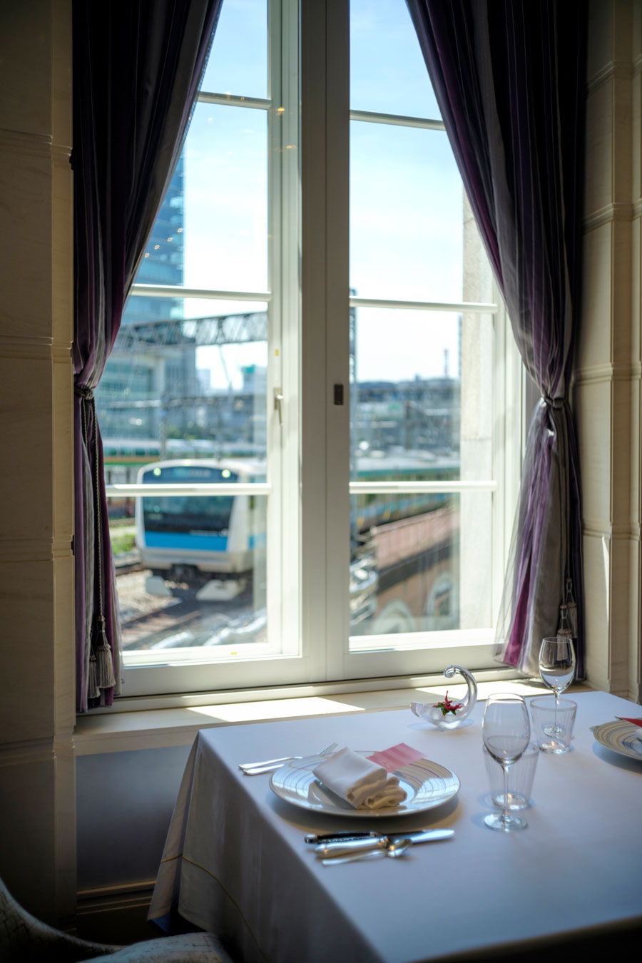 レストラン「ブラン ルージュ」。窓ぎわの席は、行き交う列車を間近に眺めることができます。