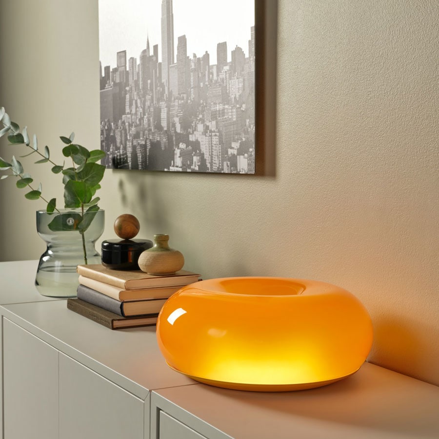 ドーナツのような丸みのあるやさしい形が、幻想的な光を放つ。電球の交換不要。壁に取り付けることも可能。 
ヴァルムブリクスト LEDテーブル／ウォールランプ 5,999円。