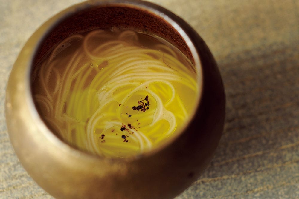 “～大門素麵～”も富山の名産。半生麵をアルデンテに茹で、ヤギチーズのスープに浮かべる。フキノトウのオイルが春を予感させる。