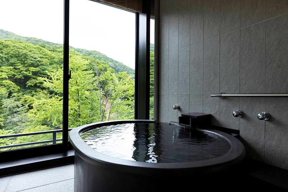 客室の展望温泉風呂につかって、誰にも邪魔されずに絶景を楽しむひとときは最高！