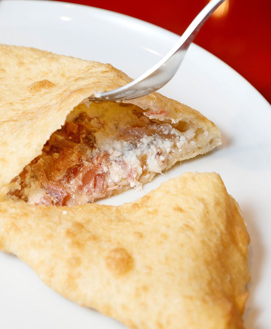 ピッツァ フリッタ 1,680円は、チッチョリ(サラミのような豚肉の加工品)とリコッタチーズがたっぷり入った揚げピッツァで、はっしーさんの大のお気に入り。揚げることで生地のもっちり感がさらに増し、旨みも増幅。