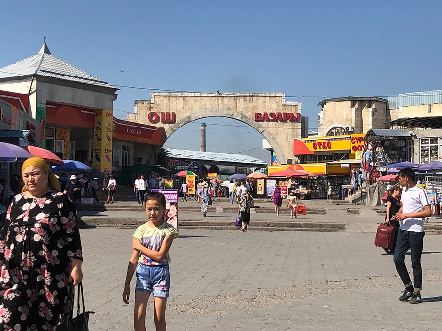 オシュバザールの入り口は、映画『アラジン』に出てくる市場のよう。