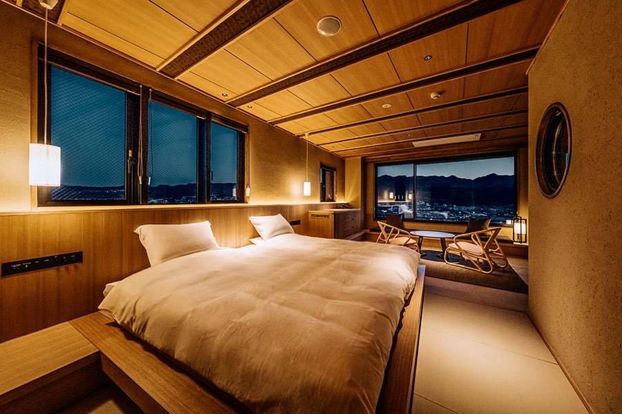 客室は、旅館の伝統的な要素を現代風にアレンジ。日田の自然美や文化的な魅力を取り入れ、落ち着いた雰囲気のデザインが施されている。