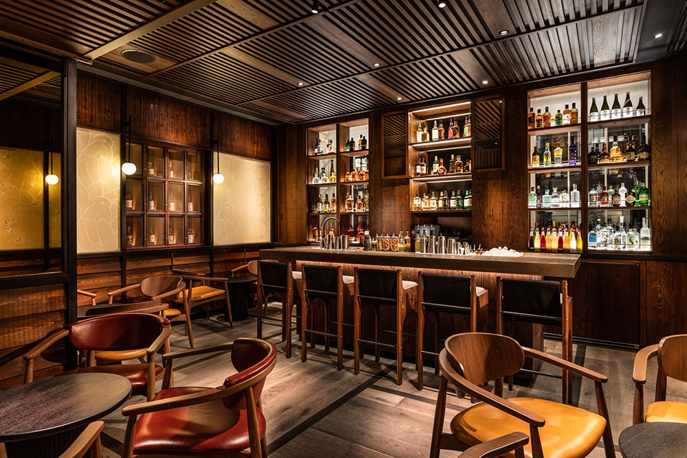 伝統的なロンドンのマーブル・アーチバーに、日本テイストをプラスした「The Malt Lounge and Bar」では、世界各国の高級ウイスキー、熟練したミクソロジストによるカクテル、そして幅広い種類の日本酒を揃えている。日中はアフタヌーンティーも。