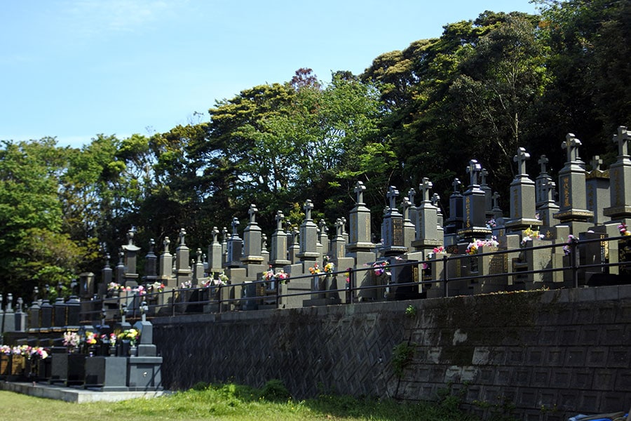 マルマン神父も眠るカトリック共同墓地。墓石が金文字なのは、一部九州地方の特徴。