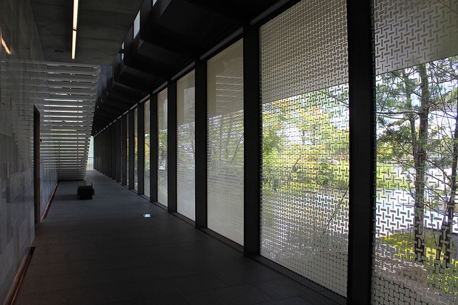 ガラスの壁を通して、外観の絶景を鑑賞できる廊下。