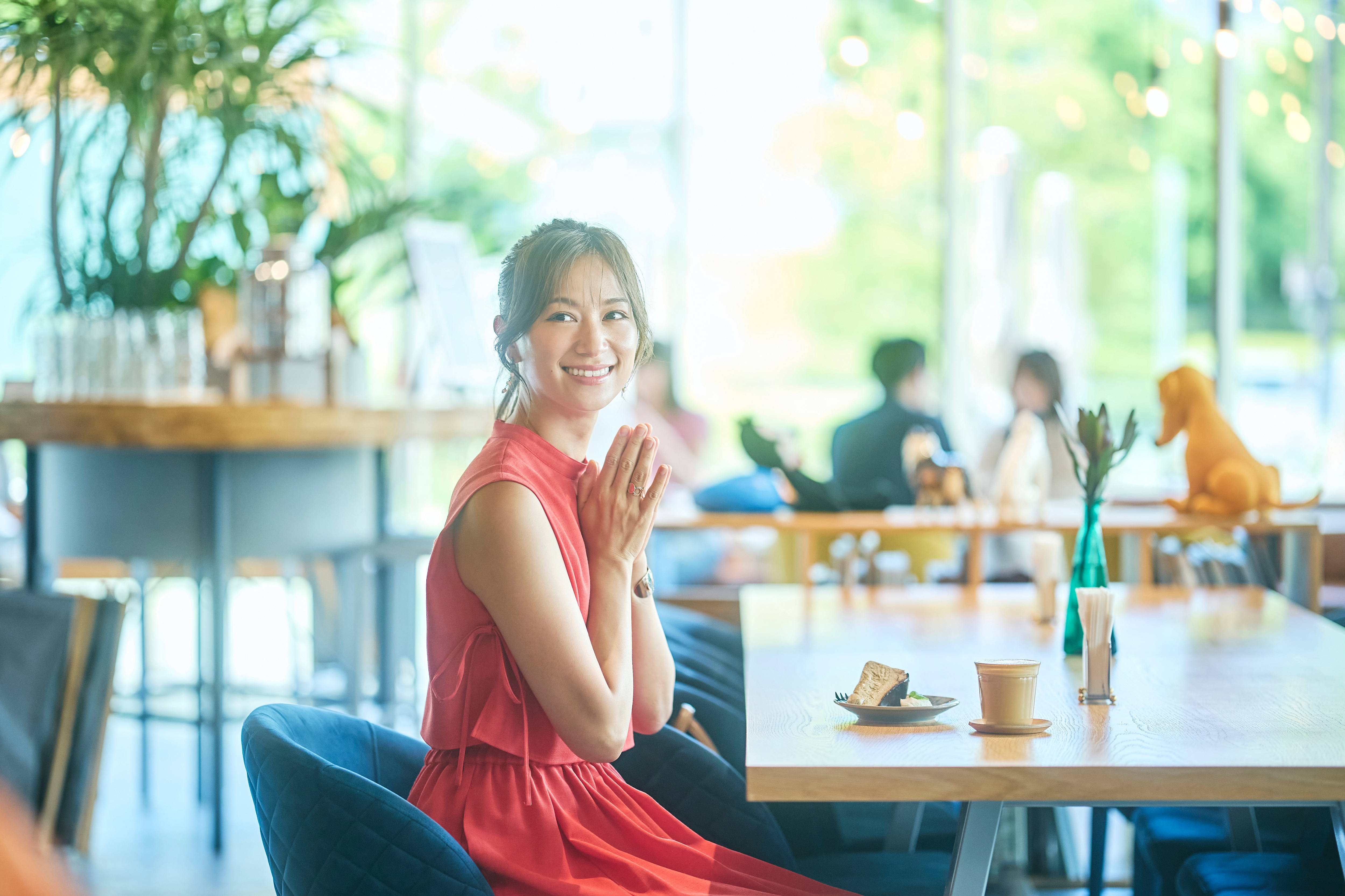 「TOMT CAFE BISTRO BAR」で大好きなカフェラテを味わう至福の時間。