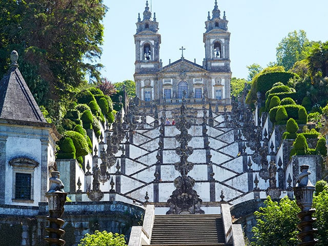 ポルトガルの 祈りの街 を象徴する 一度見たら忘れられない大階段の姿 今日の絶景