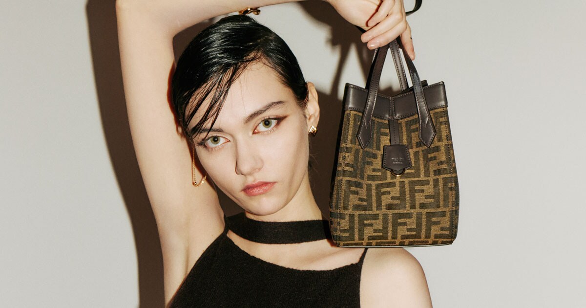 【美品】FENDI フェンディロゴ セカンドバッグ 新作モデル フェンディから二つのシルエットに 変化する遊び心満点の新作バッグ