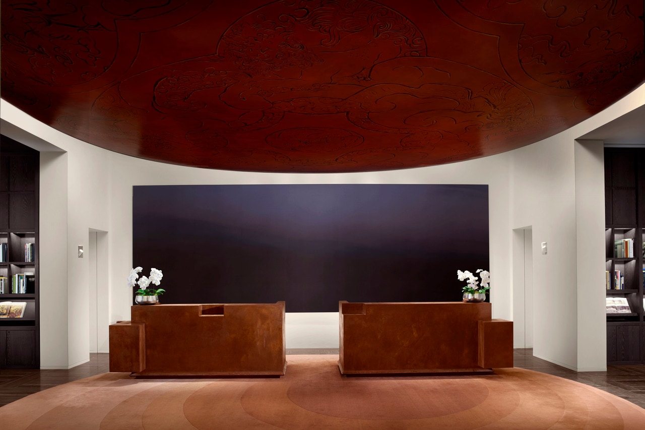 レセプションの天井に施された鎌倉彫をモチーフとしたアート作品には、浮世絵に着想を得たという、かつての高輪の風景が描かれている。