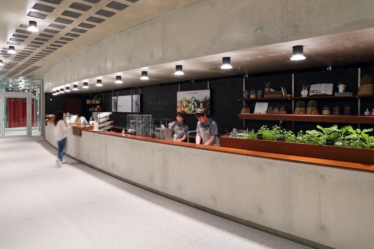 イニスフリーカフェ。社内には至るところにコーヒーマシンも。