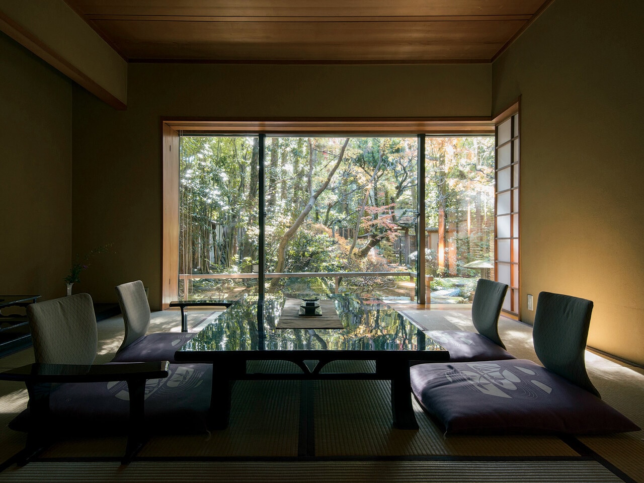 離れの準特別室「水晶」。10畳の和室から眺める杉木立の日本庭園は、絵のような美しさ。