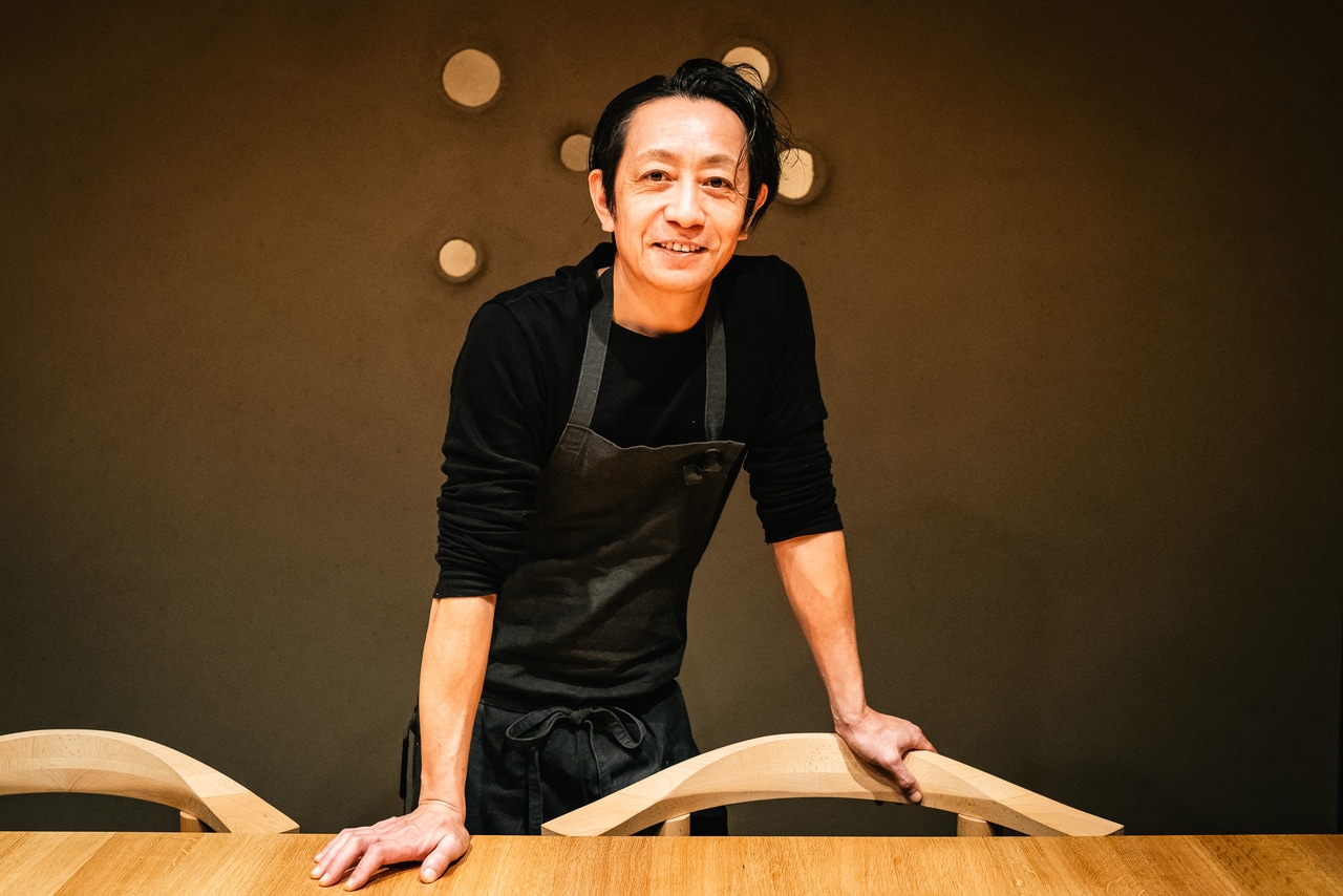 「Né」総料理長の布施真シェフ。秋田県出身で、多様な経験と知見に裏付けられた数々の話が訪れるゲストを魅了している。