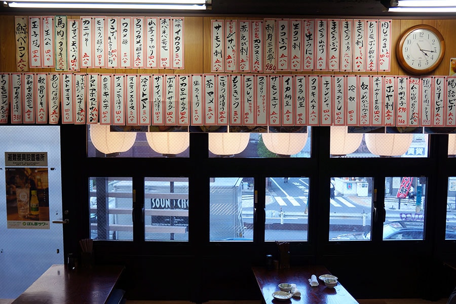 日本屈指の短冊メニュー酒場でもある。
