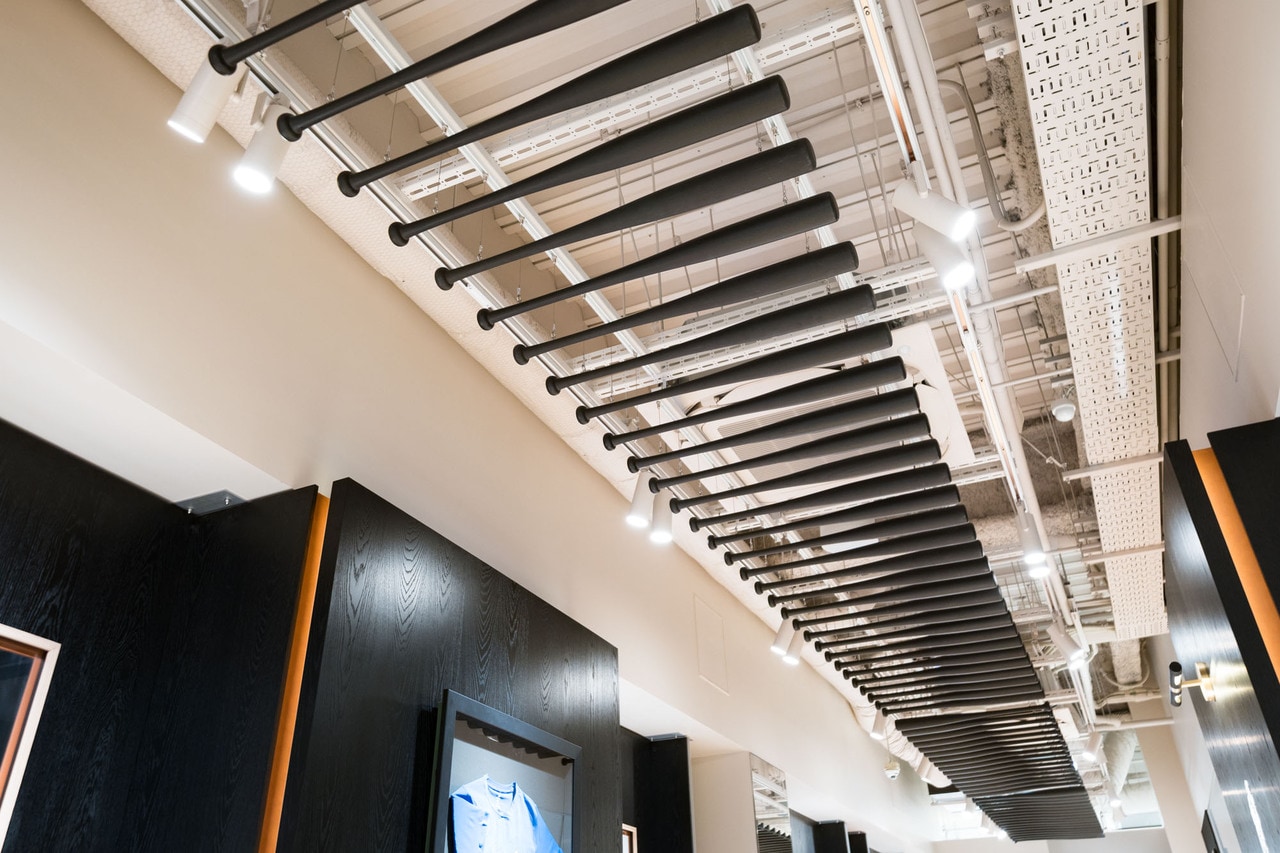 天井には、大谷選手の背番号にちなんだ本数のバットがずらりと並ぶ