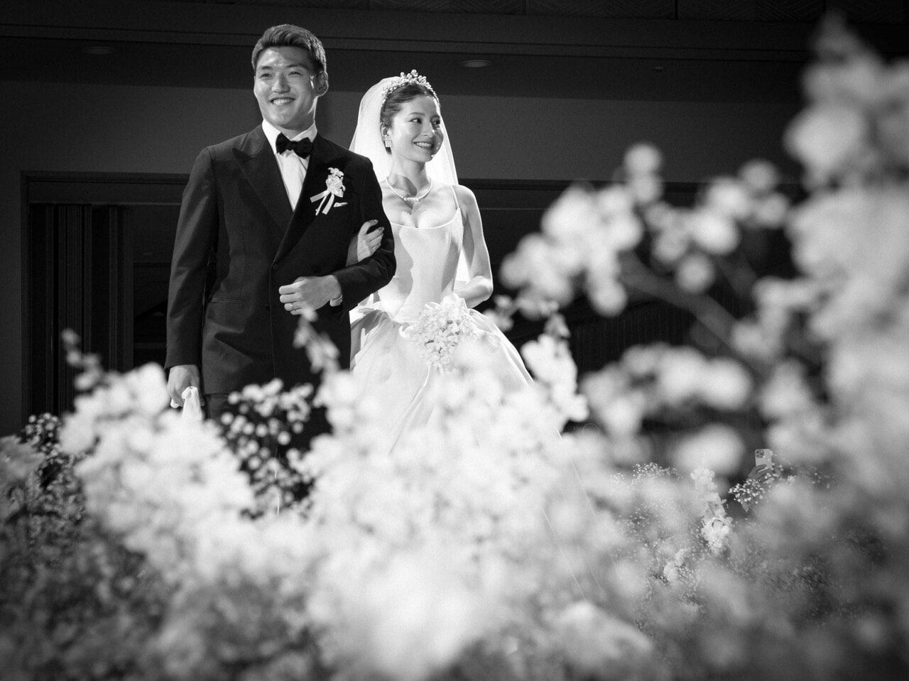 拍手喝采のなか、会場中央のランウエイに登場した律さん&美玖さん。