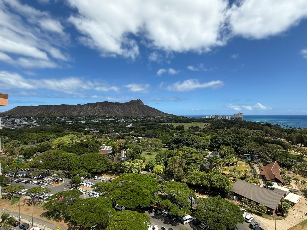 バルコニーからはダイヤモンドヘッドの全景を一望できます。