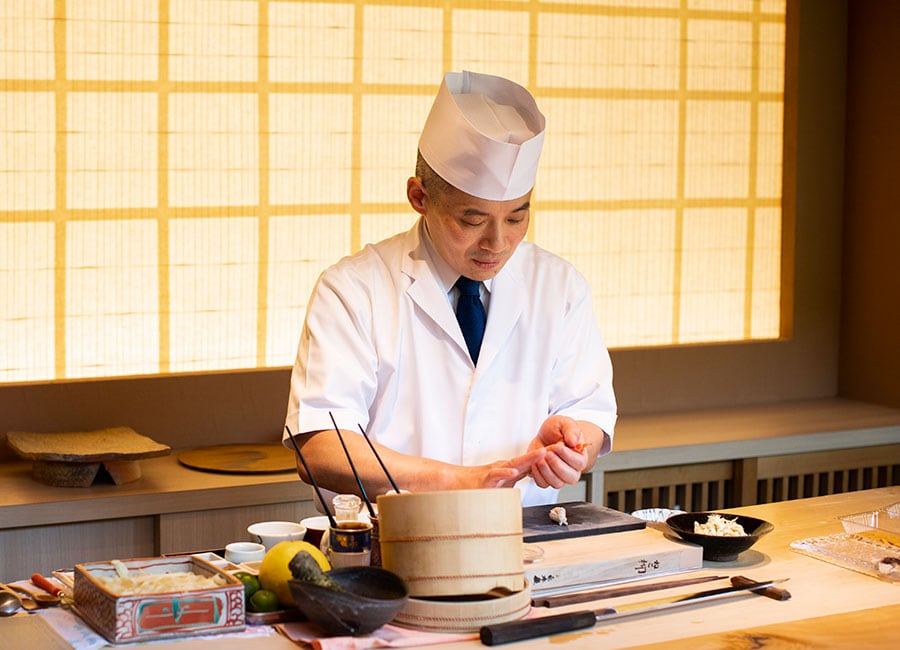 明石洋一さんの寿司を目当てに旅する人も多い。