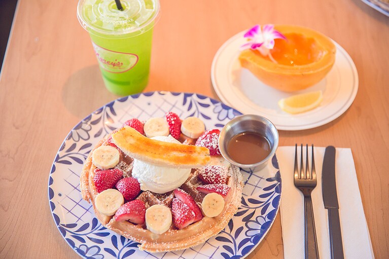 パパイヤ(ハーフカット) 4.5ドル、オリジナルワッフル キャラメルバナナ＆ストロベリー 12.5ドル、バジルレモネード 4.75ドル。