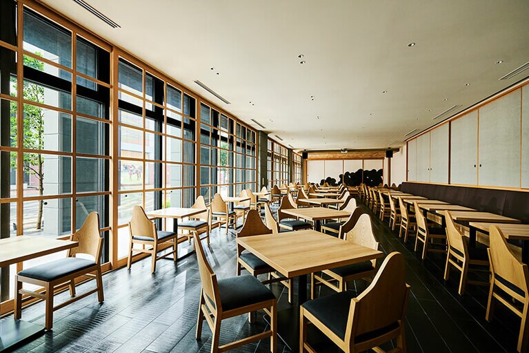 1階レストラン「ブロードウェイ六区」の店内。奥には檜舞台があり、さまざまな舞台興業が催される。