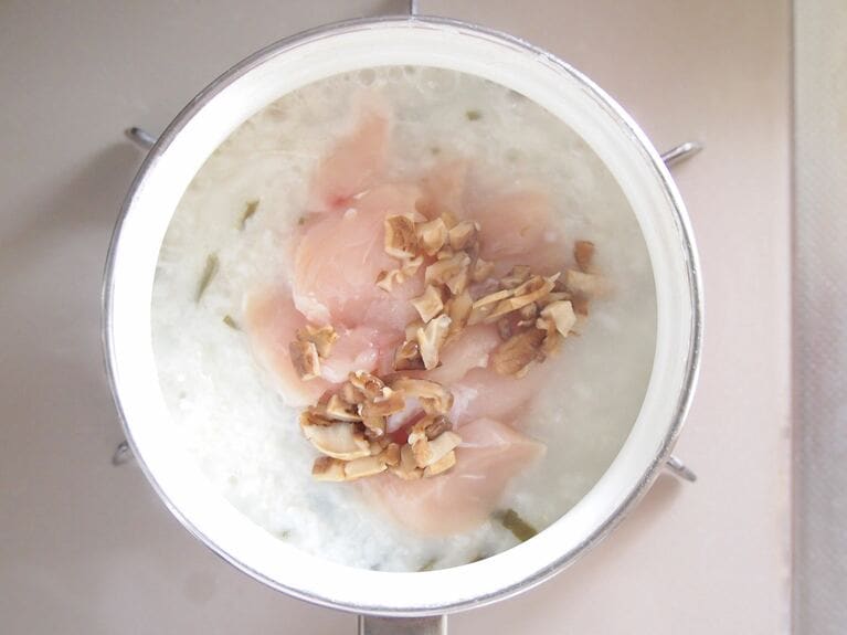 昆布がやわらかくなってきたら、（1）の鶏ささみ、干し椎茸を加える。