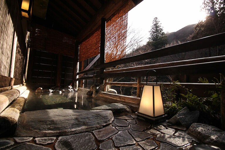 自在館［新潟／栃尾又温泉］貸切露天うけづの湯。