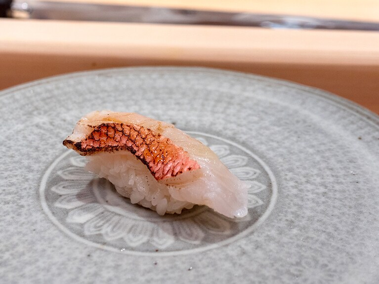 皮の炙られ具合も過不足なしの金目鯛の握り。