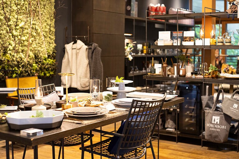 テラスを演出する家具・雑貨の専門店「モリアソビ」。