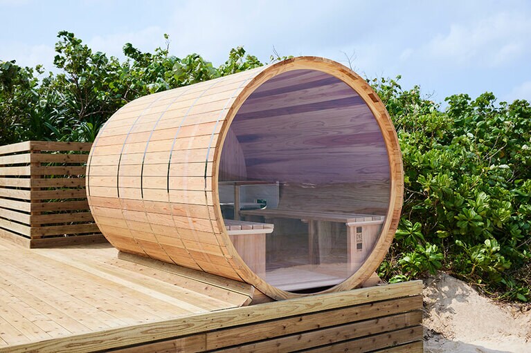 周囲を南国の木々に囲まれたプライベートな空間。