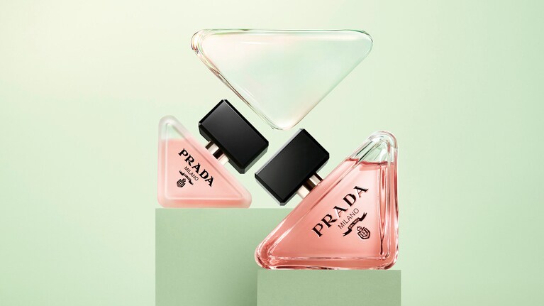 「パラドックス」シリーズ共通のトライアングルボトル。ヘアミスト（左）はフロスト仕様に。