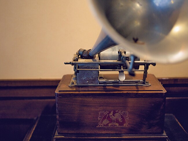 【陶泉 御所坊】精巧な寄木細工の柱やフランスのステンドグラス、100年前の蓄音機など、和洋折衷のダンスホールは現在ライブラリーとして開放。Photo: Tamon Matsuzono